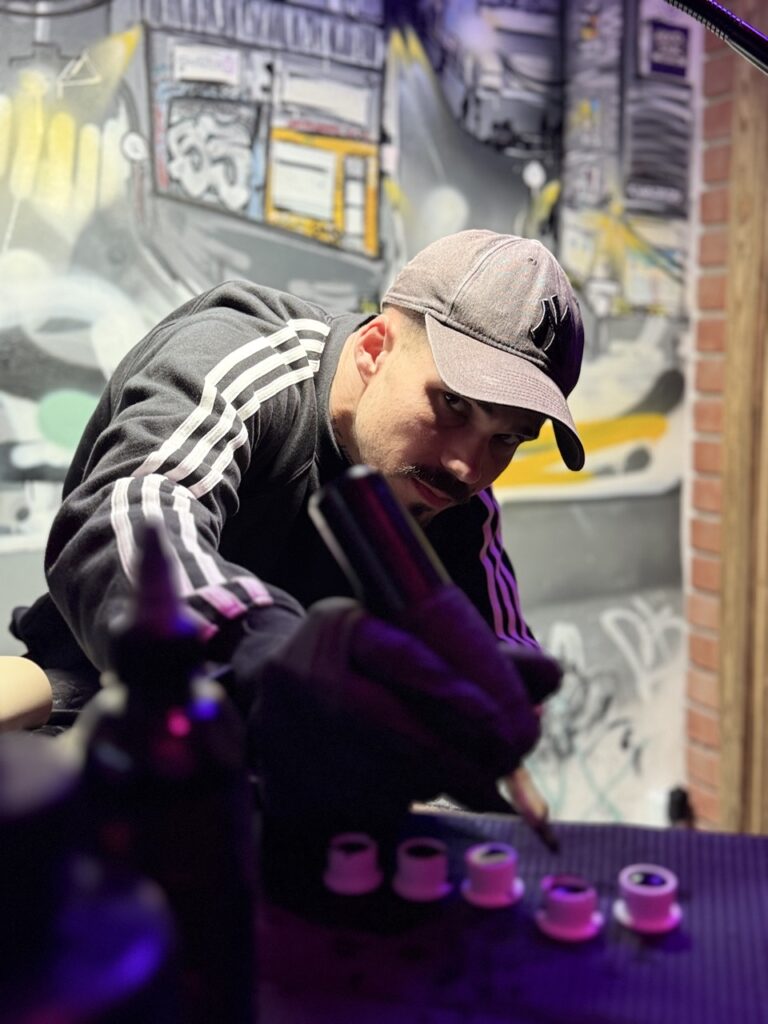 Harris Hensel Hood Ink Tätowierer